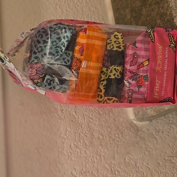 Betsey Johnson Collagen Cleansing Facial Wipes - Vibrant Multicolor New 4 pack - Picture 3 of 4